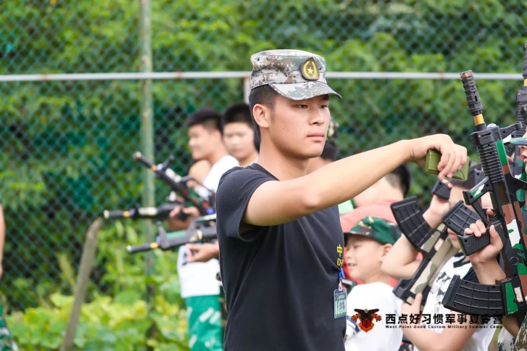 台风暴雨也浇灭不了小战士训练好习惯的热情！,上海西点军校